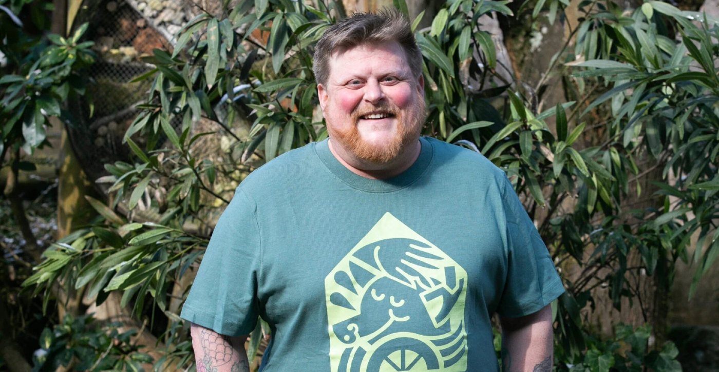 Timo Franke im Grünen auf dem Lebenshof Mut im Bauch