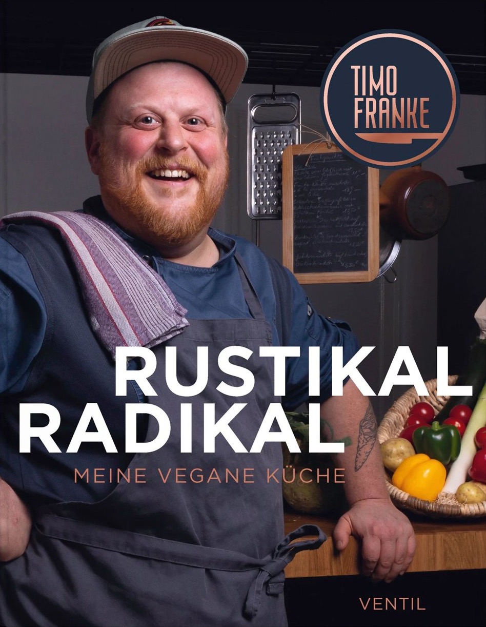 Buchcover Rustikal Radikal: Timo mit Mütze und Geschirrtuch in der Küche