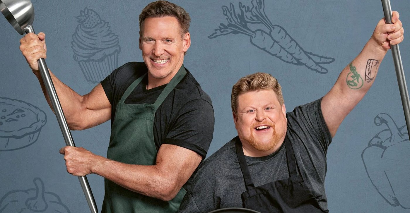 Timo Franke und Ralf Moeller mit großen Kochlöffeln