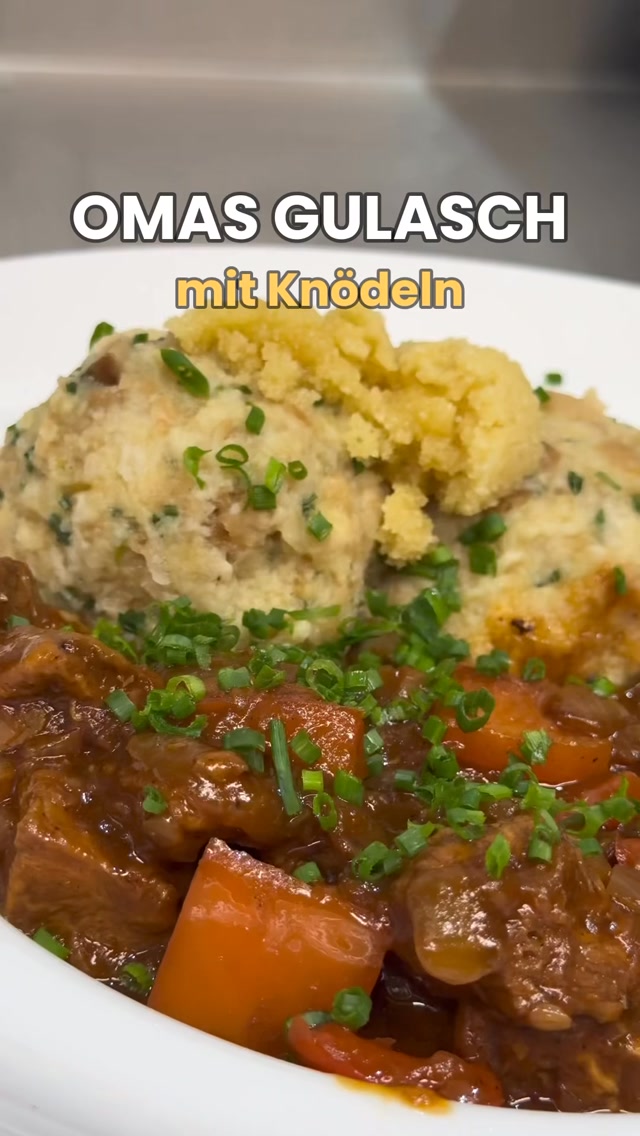 Gulasch mit Paprika und Karotten, dazu Semmelknödel