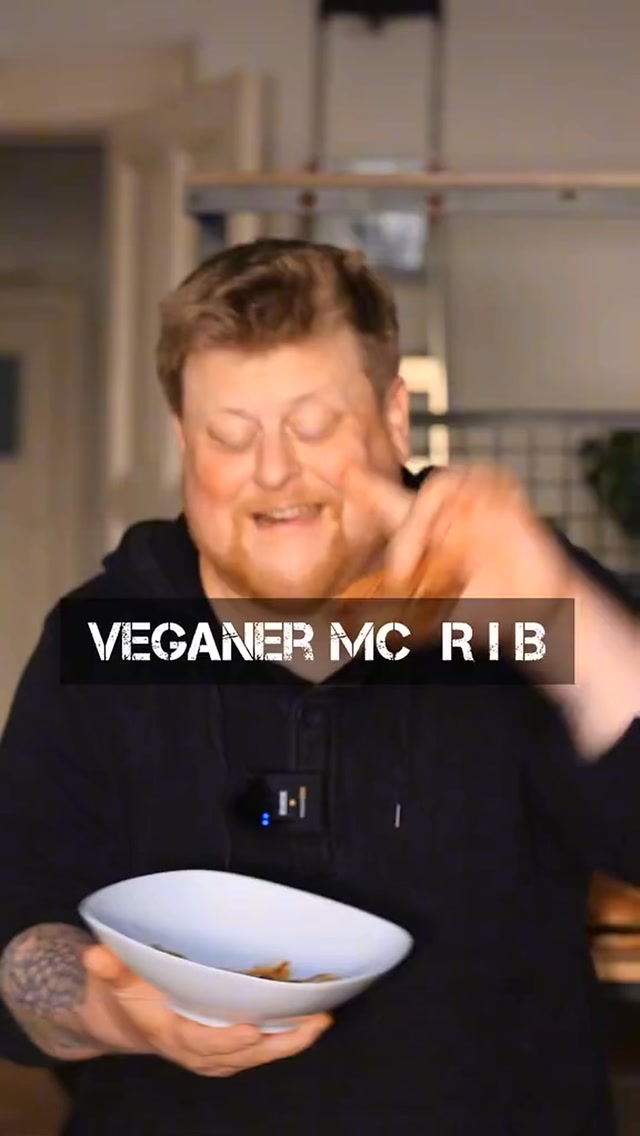 Timo beißt in seinen nachgebauten veganen McRib
