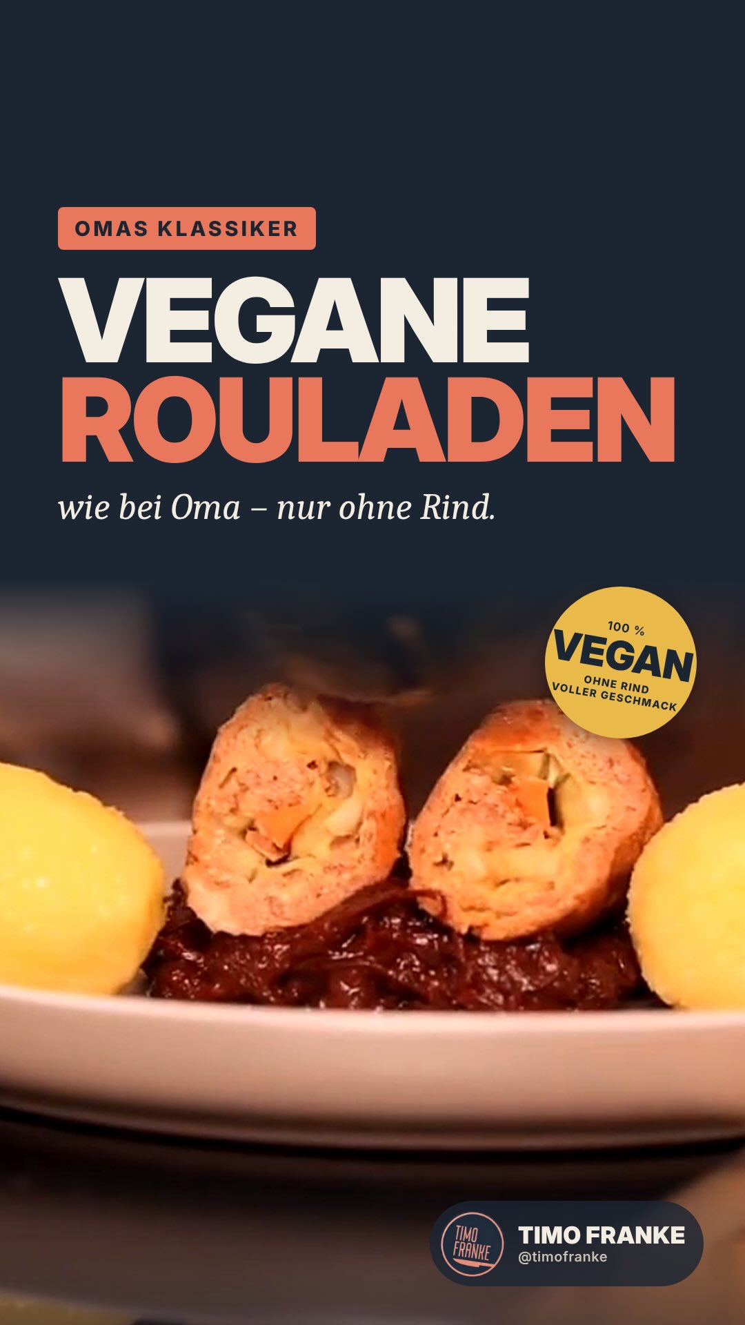 Vegane Rouladen, aufgeschnitten auf dunkler Sauce mit Kartoffeln